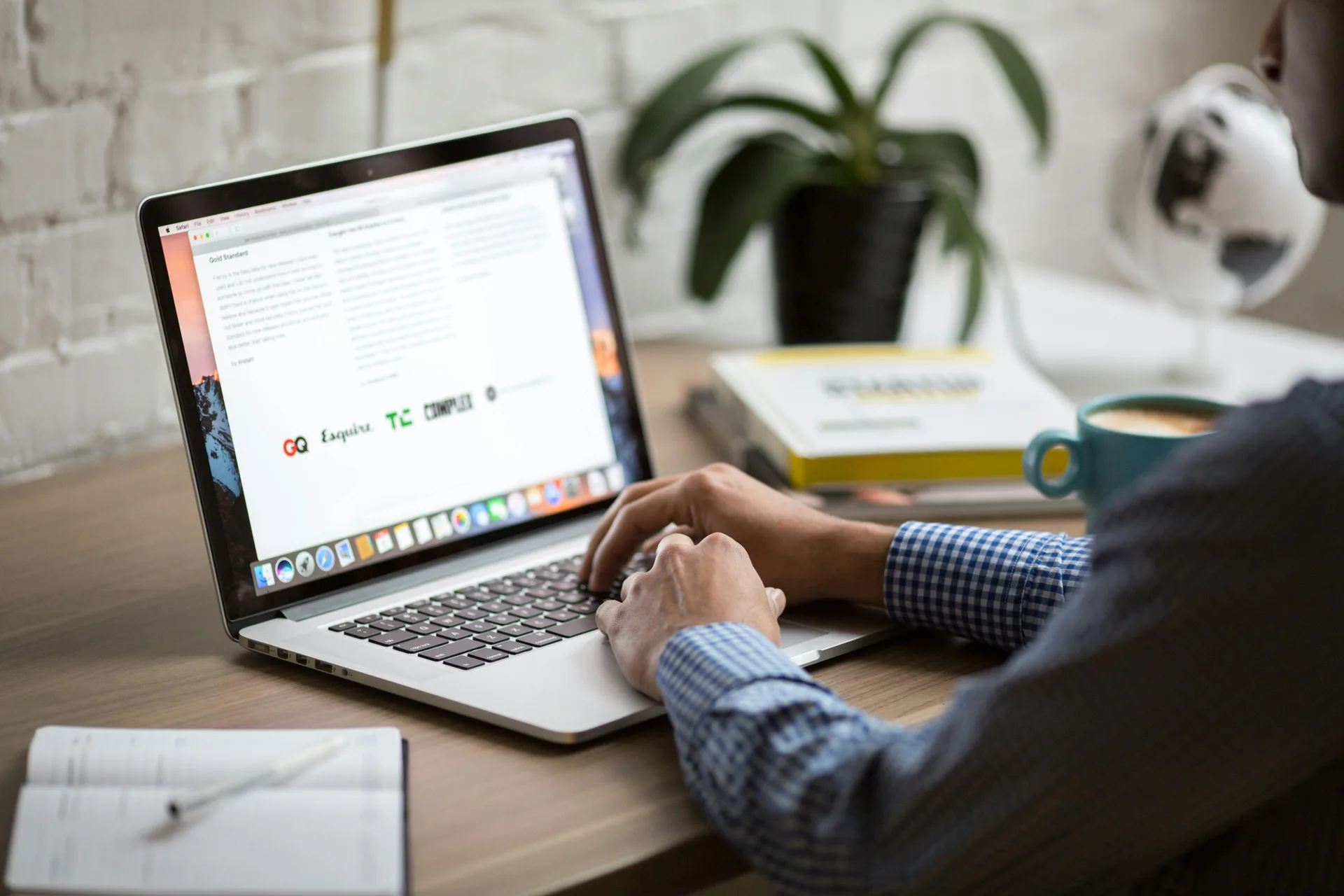 mężczyzna pracujący przy laptopie
