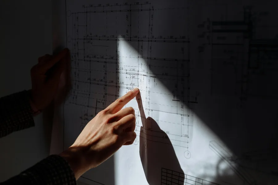palec wskazujący na projekt